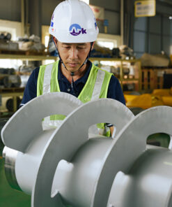 Kỹ sư kiểm tra trục vít trước khi lắp giáp vào khoang ly tâm