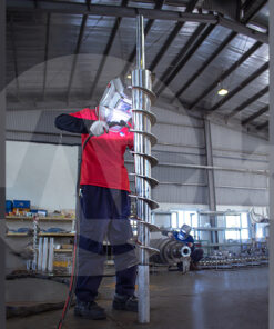 Hình ảnh kỹ sư đang hàn trục vít tại xưởng ark việt nam