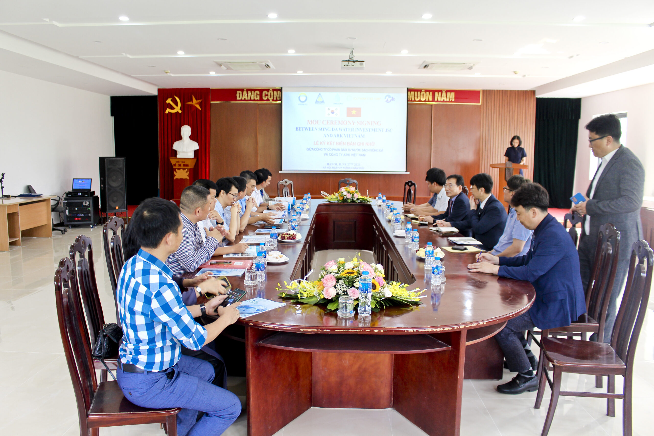 Hình ảnh buổi lễ ký kết giữa ARK Việt Nam và nhà máy cấp nước Sông Đà